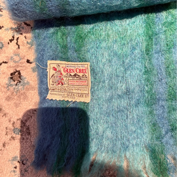 2 Vibrant Mohair Scarves - Picture 3 of 3